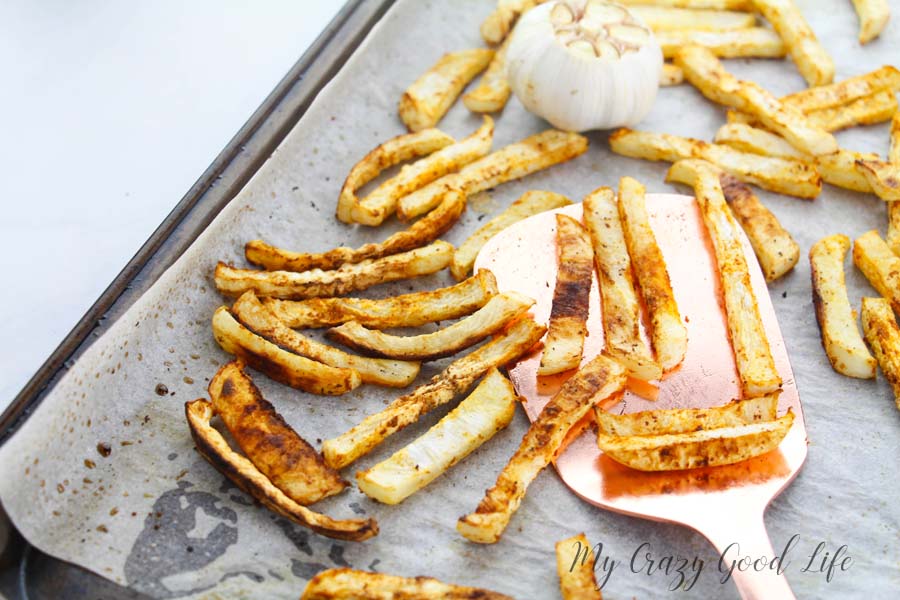 These crispy baked turnip fries have been trending because of 2B Mindset! Veggie fries are popular right now, and these healthy fries are a family favorite! #veggiesmost #2bmindset #21dayfix #turnipfries