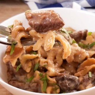 This healthy Weight Watchers Beef Stroganoff recipe is a delicious weeknight dinner that can be made in the Instant Pot, slow cooker, or on the stove! It's a healthy version of the classic beef strogrnoff recipe you love. Healthy Weight Watchers Dinner | Instant Pot Beef Stroganoff | Healthy Beef Stroganoff #weightwatchers #freestylepoints