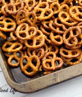 These healthy Ranch Pretzels are the perfect mid-day snack! No seasoning packed needed as you can mix your own spices for a healthier snack. These ranch flavored pretzels are a kid friendly snack! 21 Day Fix Treat Swap | Healthy Snack Recipe | Kid Snacks | Ranch Snacks