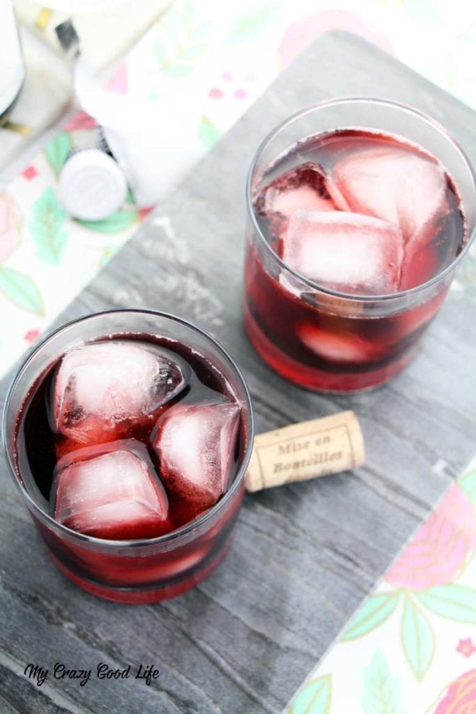 This Red Wine Margarita recipe is so easy! You'll impress your friends with this Sangria style cocktail. Tequila, red wine, and triple sec make up this happy hour cocktail. Margarita Recipe | Margarita Cocktail | Red Wine Cocktail | Red Wine Recipe #wine #margarita #cocktail