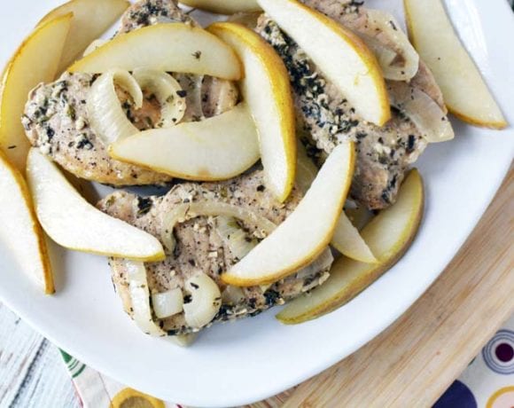 These easy Crockpot Pork Chops with Pears are a delicious family friendly weeknight meal! This healthy slow cooker pork recipe is easy to meal prep and eat all week! If you like Crockpot Pork Chops with Apples, you're going to love this recipe with pears! 21 Day Fix Pork Chops | healthy Crockpot Pork Chops