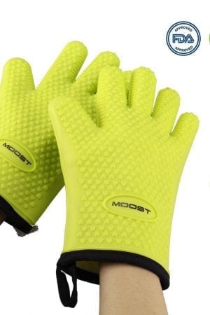 silicone gloves for protecting hands from hot temperatures. 