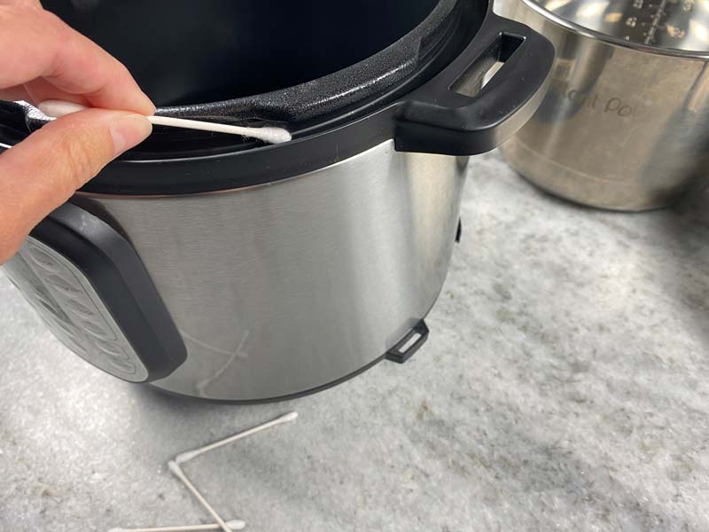 cleaning outer shelf of instant pot