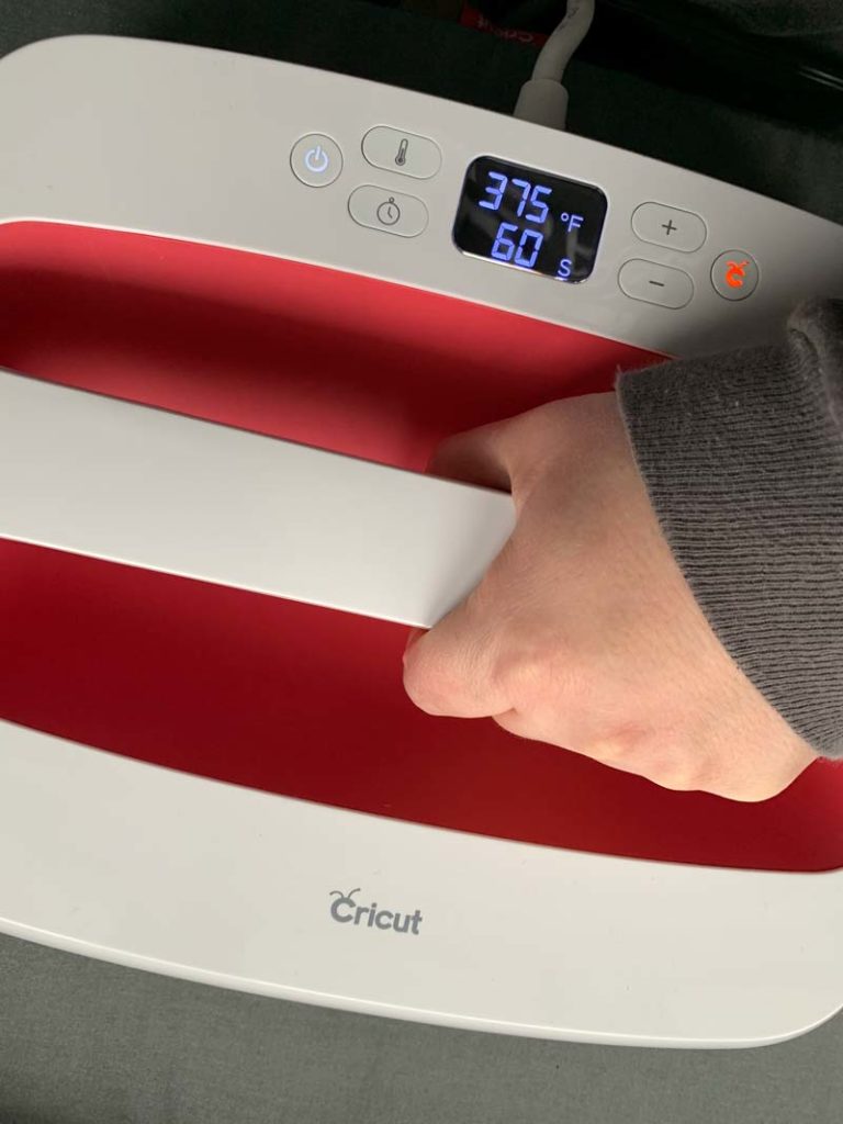 hand holding easypress while heating
